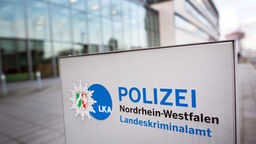 Das Landeskriminalamt in Düsseldorf von außen mit Schild 