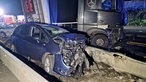 Ein Lastwagen steht auf der Autobahn 1 bei Hagen an der Unfallstelle neben einem beschädigten Auto