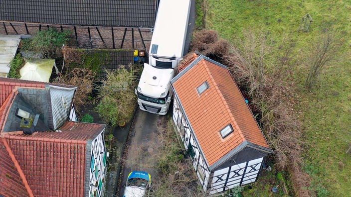 Un camión se atasca entre casas con entramado de madera en Solingen