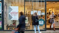 Shopping ohne Termin - ein Geschäft mit Schild "Wir haben geöffnet"