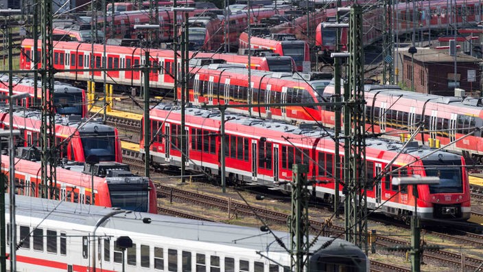 Personenzüge stehen auf einer Gleisanlage in Köln