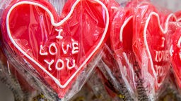 Rote Herz-Lollies mit der Aufschrift ''I love you''