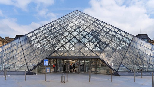 Die Glaspyramide steht im Innenhof des Louvre