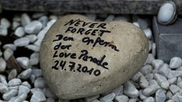 Stein in Herzform mit der Aufschrift, als Gedenken für die Opfer der Love Parade