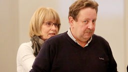 06.02.2019, Düsseldorf: Stefanie (l) und Klaus-Peter Mogendorf, Nebenkläger im Loveparade-Prozess, warten auf den Prozessbeginn