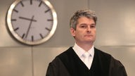 06.02.2019, Düsseldorf: Mario Plein, der Vorsitzende Richter im Loveparade-Prozess, steht hinter seinem Richtertisch.
