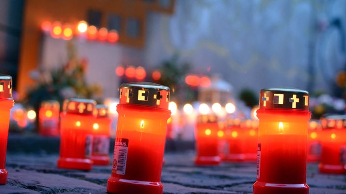 Kerzen vor dem Loveparade-Mahnmal