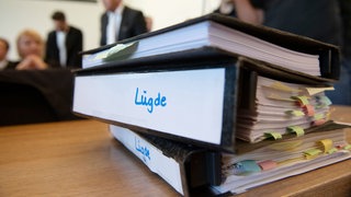 Ordner mit der Aufschrift: "Lügde" im Gerichtssaal