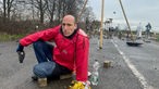 Aktivist sitzt in Lützerath auf der Straße