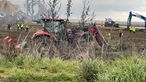 Ein Traktor steht auf dem Feld am Rande des Braunkohle-Tagebaugebietes Garzweiler II