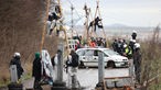 Klimaaktivisten hängen in sogenannten Tripods im besetzten Braunkohleort Lützerath.