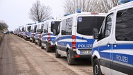 Eine Reihe von Einsatzwagen der Polizei