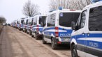 Eine Reihe von Einsatzwagen der Polizei