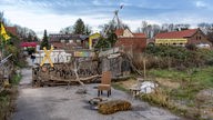 Barrikaden, Hindernisse, im Camp von Klimaaktivisten im Rest des Dorf Lützerath