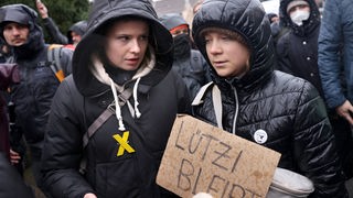 Erkelenz: Die Klimaaktivistinnen Luisa Neubauer (l) und Greta Thunberg (M) nehmen an der Demonstration von Klimaaktivisten bei Lützerath unter dem Motto "Räumung verhindern! Für Klimagerechtigkeit" teil.
