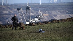 Polizist mit Hund vor Garzweiler 2