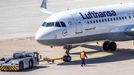 Ein Airbus A320 der Lufthansa steht auf einem Rollfeld eines Flughafens.