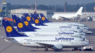 Symbolbild Bodenpersonal-Streik der Lufthansa - Flugzeuge der Lufthansa stehen auf dem Vorfeld des Flughafens Düsseldorf
