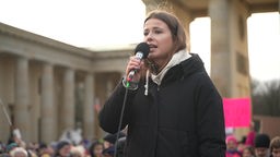 Klima-Aktivistin Luisa Neubauer spricht bei Demokratie-Demo in Berlin