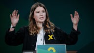 Luisa Neubauer, Klimaschutzaktivistin und Organisatorin von Fridays for Future, spricht beim Grünen-Bundesparteitag.