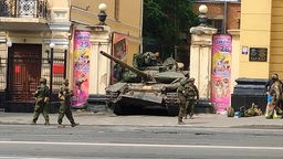 Ein gepanzertes russisches Fahrzeug in Rostow am Don. Wladimir Putin hat angesichts des bewaffneten Aufstands des Chefs der Söldnerarmee Wagner, Jewgeni Prigoschin, von «Verrat» gesprochen und zur Ausschaltung der Drahtzieher aufgerufen