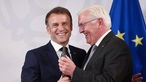 Bundespräsident Frank-Walter Steinmeier gratuliert dem französischen Staatspräsidenten Emmanuel Macron anlässlich der Verleihung des Internationalen Preises des Westfälischen Friedens 
