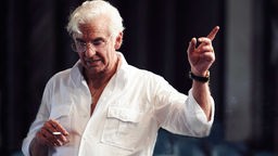 Filmszene aus Maestro: Schauspieler Bradley Cooper als Leonard Bernstein