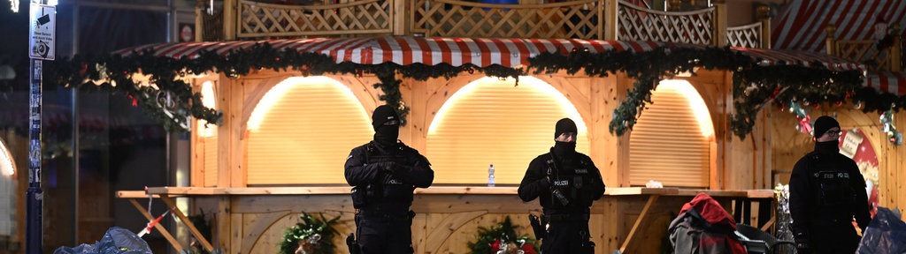 Die Polizei auf dem Weihnachtsmarkt in Magdeburg im Einsaz