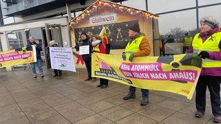 Mehrere Akivisten haben sich mit Plakaten zum Protest aufgestellt