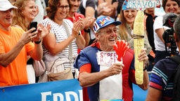 Fans feuern die Läufer beim Marathon in Münster an.