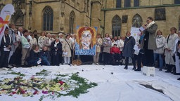 Frauen streiken vor einer Kirche