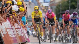 Fahrerin Marianne Vos vom Team Jumbo Visma im gelben Trikot bei der 4. Etappe der  Tour de France der Frauen