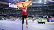 Markus Rehm feiert seine Goldmedaille bei den Paralympics in Paris