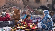 Erdbeben in Marokko: Familien sitzen auf Trümmern