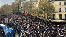 Tausende versammeln sich auf den Straßen in Paris für einen Marsch gegen Antisemitismus