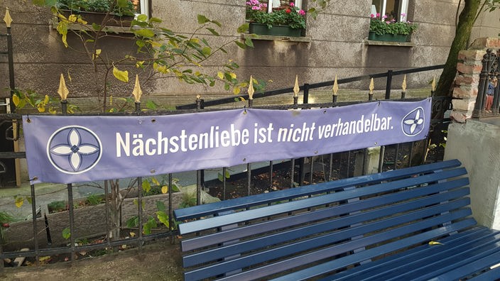 "Nächstenliebe ist nicht verhandelbar" steht auf einem Banner am Petershof in Duisburg-Marxloh