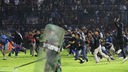 Fußballfans stürmen das Spielfeld während Zusammenstößen zwischen Fans im Kanjuruhan-Stadion nach dem Erstliga-Spiel zwischen Arema FC und Persebaya FC.