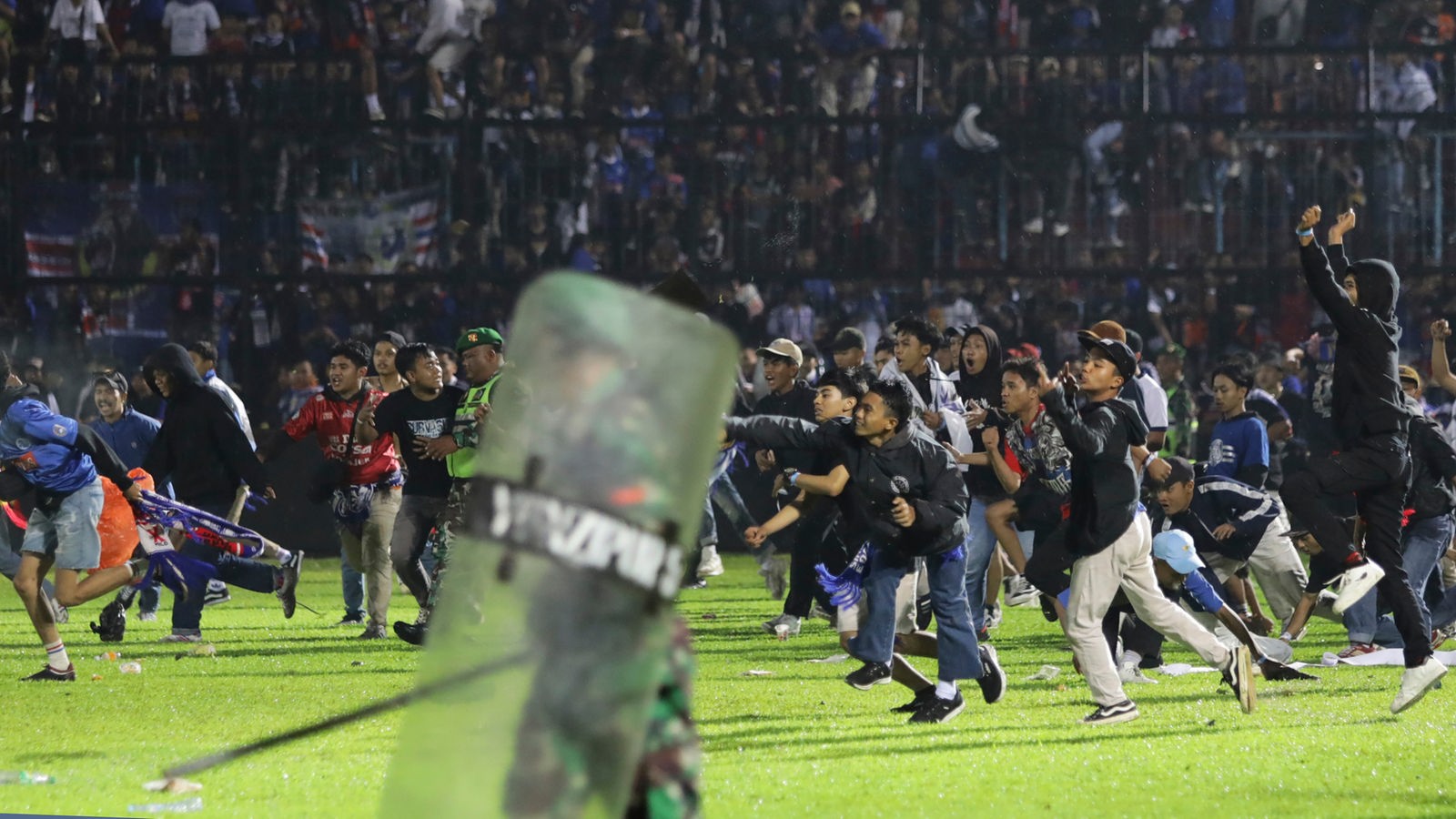 125 tewas: Tim ahli menyelidiki penyerbuan di lapangan sepak bola Indonesia – Berita