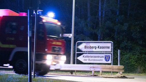 Ein Einsatzfahrzeug der Feuerwehr fährt am Gelände der Bleiberg-Kaserne.