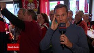 Reporter Alexander Klein berichtet aus Fussballkneipe "Wiesdorfer Treff" in Leverkusen
