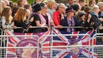 Menschen warten auf den Sarg von Königin Elizabeth II. während einer Prozession vom Buckingham Palace zur Westminster Hall