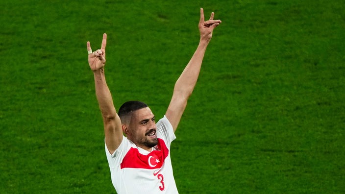 Der türkische Fußballspieler Merih Demiral zeigt nach seinem zweiten Tor den Wolfsgruß im Achtelfinale gegen Österreich bei der UEFA EURO 2024