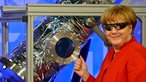 Angela Merkel steht mit Sonnenbrille vor einem Gerät im Astronautenzentrum