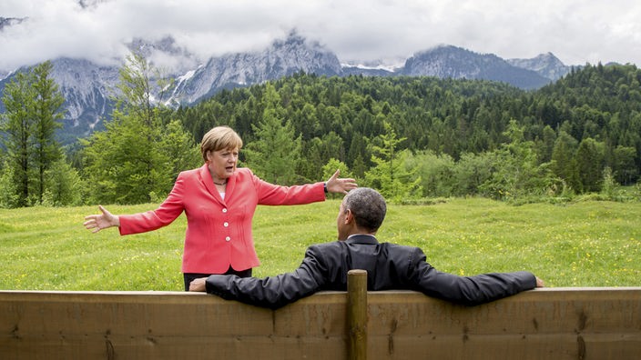 Angela Merkel spricht im Rahmen der G-7-Konferenz am 8. Juni 2015 mit Barack Obama auf einer Wiese bei Schloss Elmau.