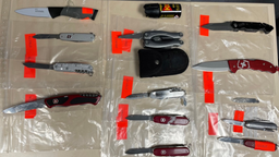 Mehrere Messer, die während der Polizeikontrollen in Düsseldorf beschlagnahmt wurden, liegen auf dem Tisch.