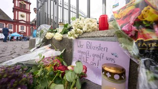 Kerzen und Blumen erinnern an einen getöteten Polizisten in Mannheim.