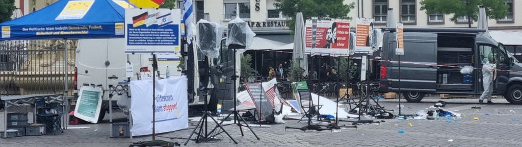 Mitarbeiter der Spurensicherung und Polizei sind nach einer Messerattacke auf dem Mannheimer Marktplatz im Einsatz