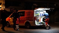 Emsdetten: Ein Notarzt arbeitet an seinem Einsatzfahrzeug. Bei einem Messerangriff in der Innenstadt von Emsdetten im Münsterland ist eine 62 Jahre alte Frau schwer verletzt worden