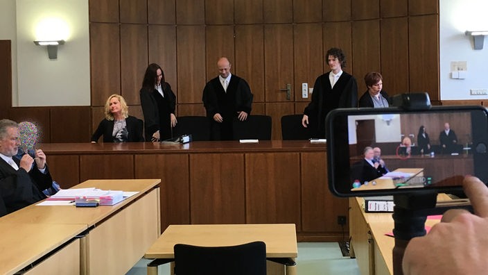 Gerichtssaal, Richter stehend