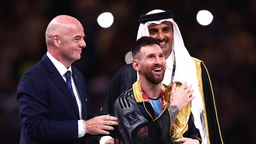 Messi bekommt ein arabisches Gewand bei der Pokalübergabe